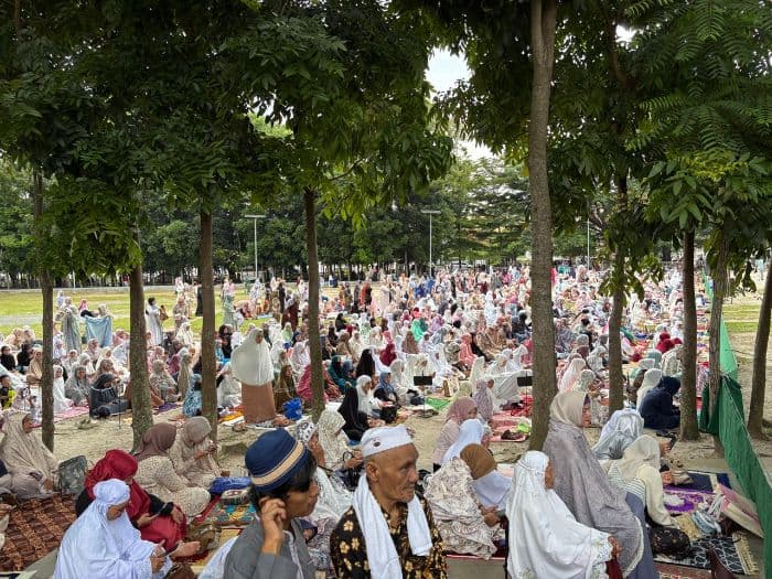 ribuan_jemaah_padati_lapangan_adam_malik_pematangsiantar_untuk_sholat_idul_adha