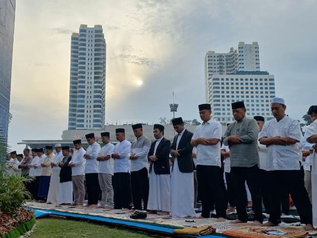 wali_kota_medan_rico_waas_salat_iduladha_di_lapangan_merdeka