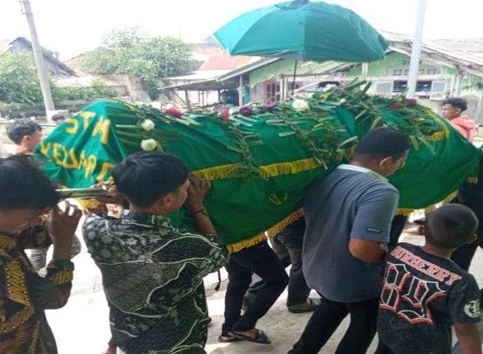 pemakaman_korban_tawuran_di_belawan_dikawal_ketat_aparat_kepolisian