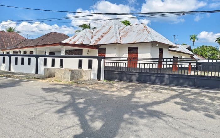 rumah_di_padangsidimpuan_disegel_kpk_warga_terkejut