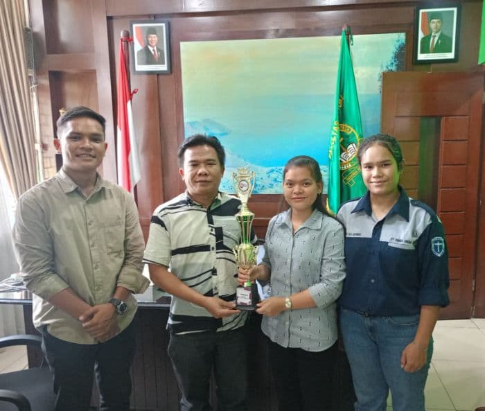 tim_debat_hukum_uhn_medan_raih_juara_i_ii_di_festival_ekonomi_syariah_uinsu