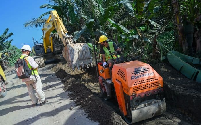 puluhan_tahun_sudah_akhirnya_gubernur_sumut_perbaiki_jalan_rusak_di_labuhan_batu_