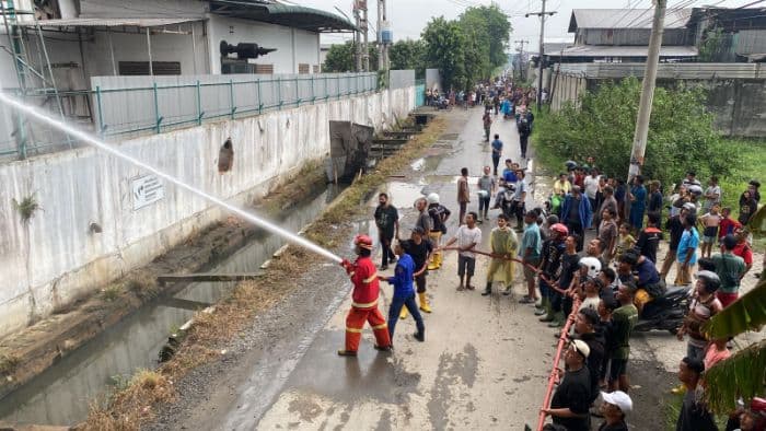 bpbd_binjai_bantu_padamkan_api_yang_membakar_gudang_pt_yumeida_utama_