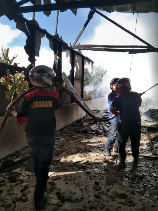 ditinggal_ke_ladang_satu_unit_rumah_di_perjuangan_dairi_hangus_terbakar