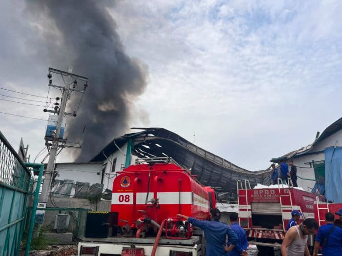 gudang_pabrik_sepatu_yumeida_terbakar_satpam_nihil_korban_jiwa