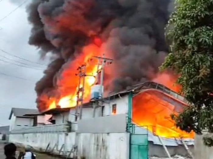 gudang_penyimpanan_bahan_baku_sepatu_terbakar_di_sunggal