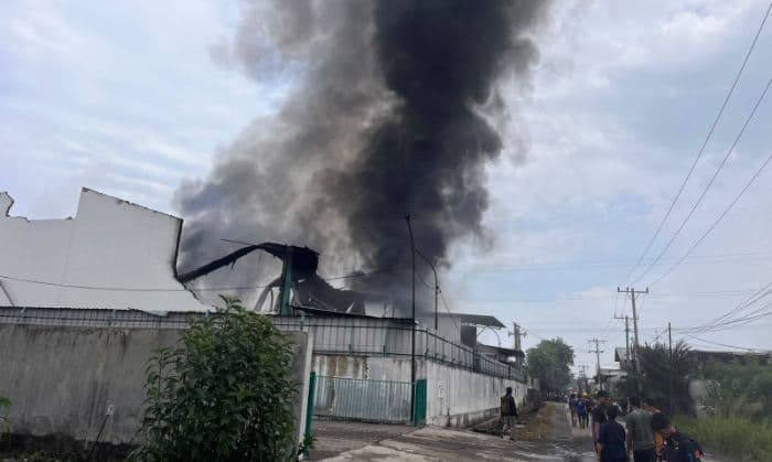 kebakaran_gudang_pabrik_sepatu_di_sunggal_terjadi_di_luar_jam_kerja_