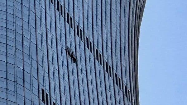 misteri_pesawat_kecil_tabrak_gedung_tertinggi_di_beijing_penyebabnya_belum_terungkap_