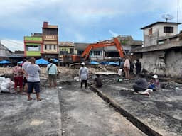 pemko_pematangsiantar_mulai_bersihkan_sisa_kebakaran_di_pasar_dwikora