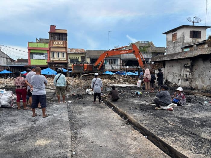 pemko_pematangsiantar_mulai_bersihkan_sisa_kebakaran_di_pasar_dwikora