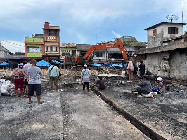 pemko_pematangsiantar_mulai_bersihkan_sisa_kebakaran_di_pasar_dwikora