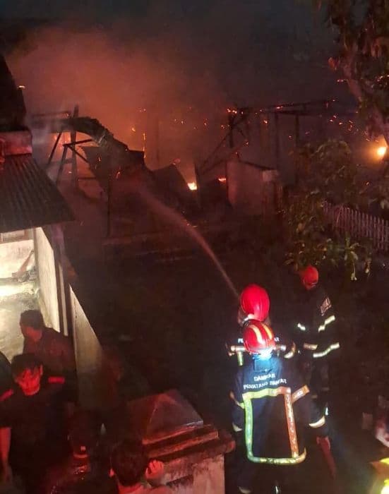 polisi_masih_menyelidiki_penyebab_kebakaran_di_jalan_tongkol_siantar