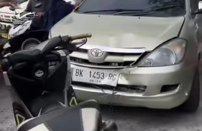 ibu_dan_anak_ditabrak_mobil_usai_ibadah_minggu_di_medan_helvetia_anak_tewas