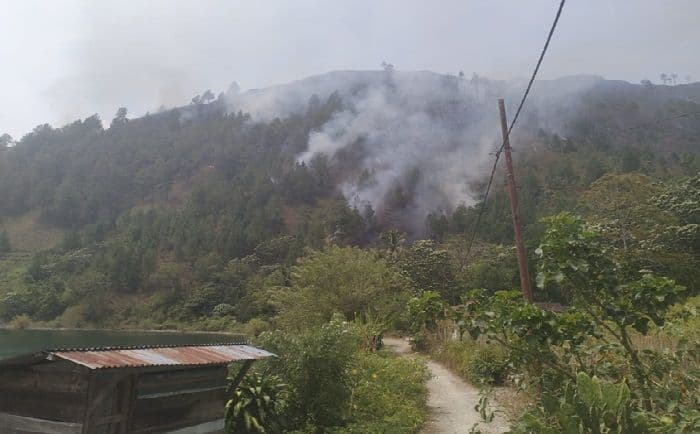 kebakaran_hutan_dolok_sipatungan_meluas_warga_samosir_desak_tindakan_cepat_pemerintah