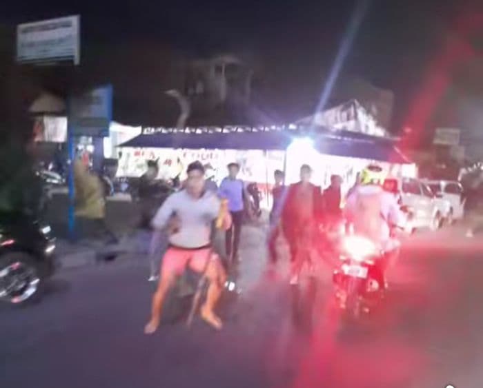 tawuran_remaja_di_kabanjahe_ricuh_warga_resah_dan_kendaraan_jadi_sasaran_