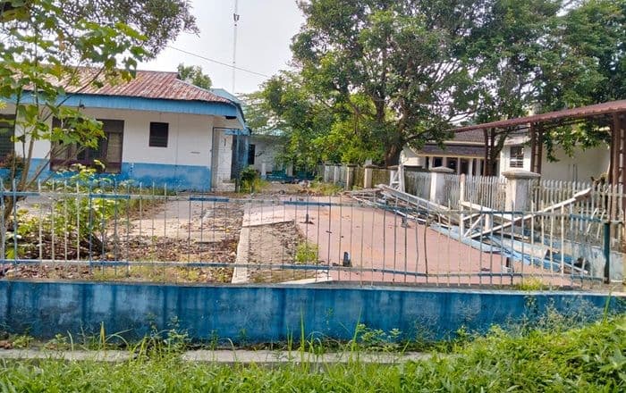 bangunan_roboh_bekas_kantor_damkar_deli_serdang_kini_dibersihkan