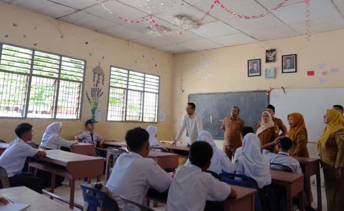 bupati_labusel_tinjau_aduan_tujuh_siswa_soal_buku_paket_yang_hilang