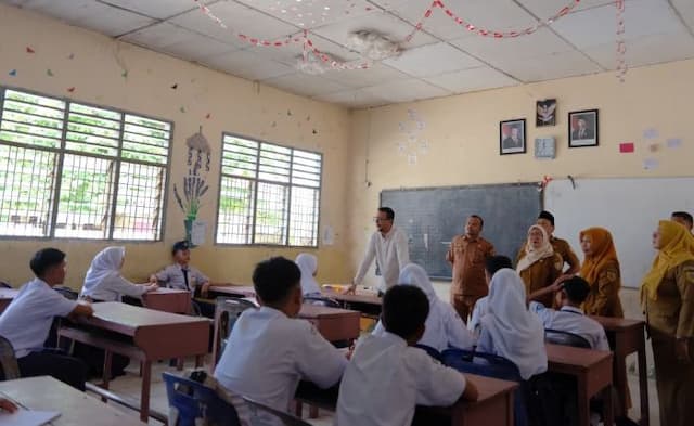 bupati_labusel_tinjau_aduan_tujuh_siswa_soal_buku_paket_yang_hilang