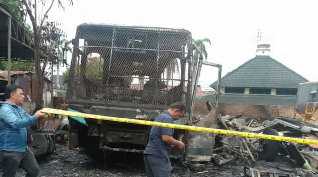 diduga_akibat_mesin_las_satu_bus_terbakar_di_bengkel_medan_selayang