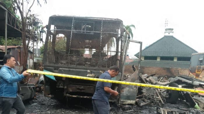 diduga_akibat_mesin_las_satu_bus_terbakar_di_bengkel_medan_selayang