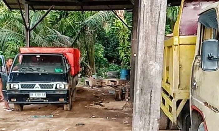 gudang_di_jalan_lintas_sibolgapadang_sidimpuan_diduga_dijadikan_tempat_penimbunan_bbm_