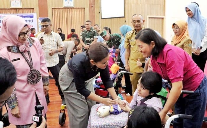 hari_anak_nasional_62_anak_cerebral_palsy_di_simalungun_terima_kursi_roda_adaptif