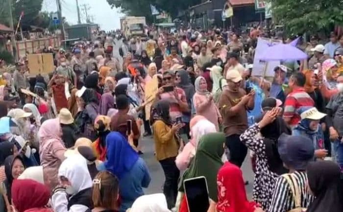 korban_banjir_blokade_jalinsum_medanaceh_tuntut_realisasi_bantuan
