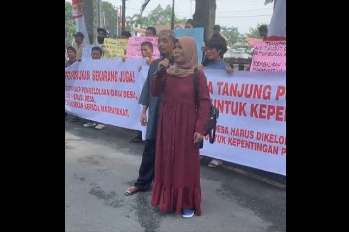 ratusan_warga_dua_desa_demo_di_kantor_bupati_deli_serdang_desak_dugaan_penyelewengan_dana_desa_diusut