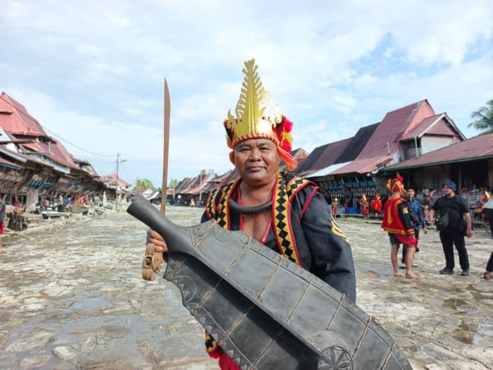 tafoolo_nehe_sosok_pelompat_batu_nias_di_uang_rp1000