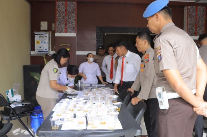 usai_dua_anggota_tersandung_narkoba_148_personel_polres_samosir_jalani_tes_urine_mendadak