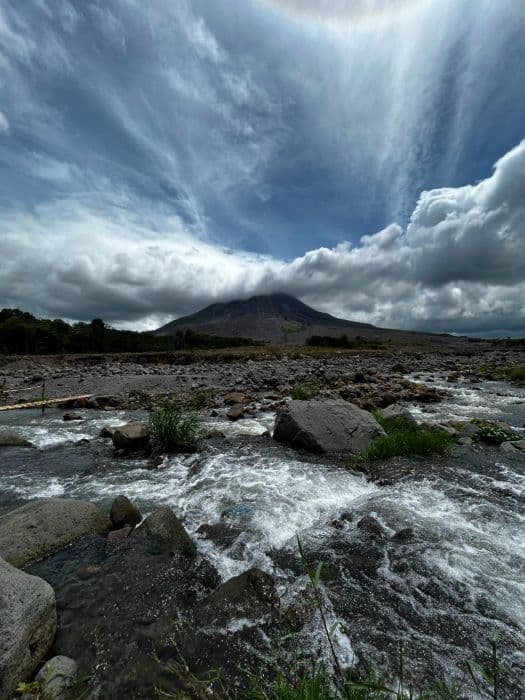 aktivitas_gunung_sinabung_berada_di_level_ii_danau_lau_kawar_ditutup
