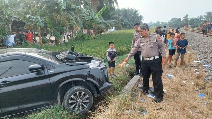 avanza_tertabrak_ka_siantar_express_di_sergai_satu_penumpang_meninggal_dunia
