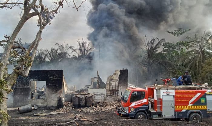 bangunan_tempat_penyimpanan_minyak_mentah_tradisional_di_langkat_ludes_terbakar_