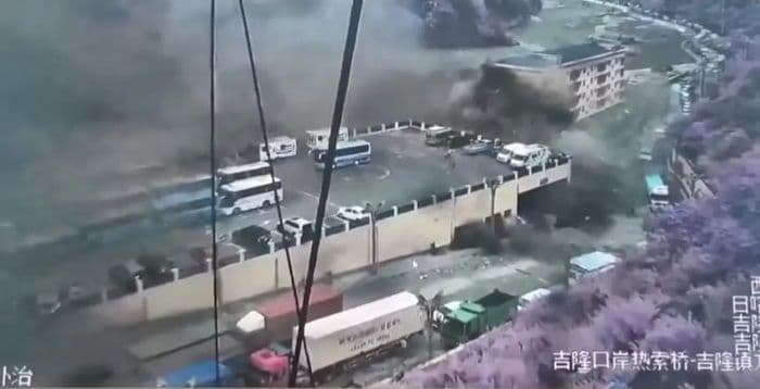 banjir_bandang_di_perbatasan_nepalchina_384_turis_hilang_8_orang_tewas_