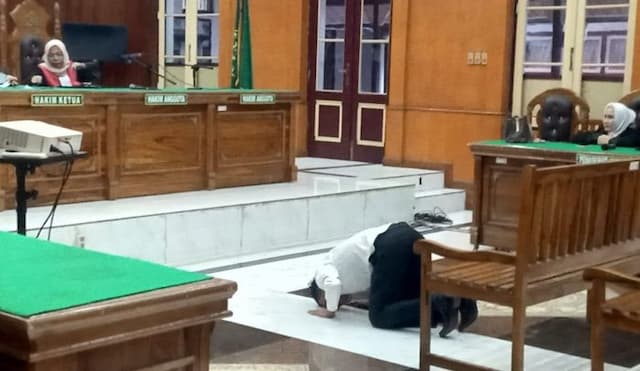 eks_kabag_pemkab_madina_menangis_dan_sujud_usai_divonis_bebas