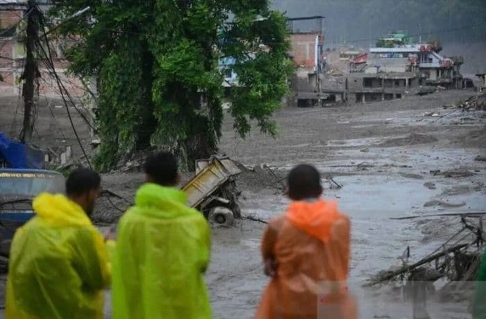 hampir_100_warga_hilang_pm_china_li_qiang_turun_ke_lokasi_banjir_tibet_