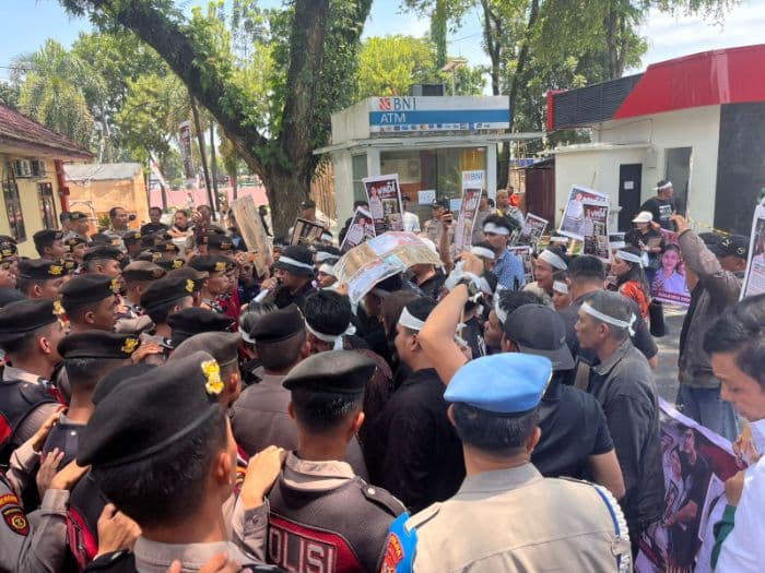 keluarga_winda_lorenza_gowasa_demo_di_polda_sumut_minta_kematian_diusut_tuntas