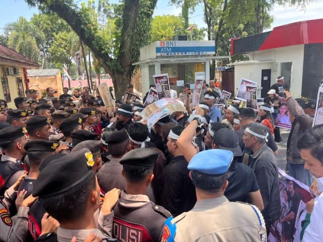 keluarga_winda_lorenza_gowasa_demo_di_polda_sumut_minta_kematian_diusut_tuntas