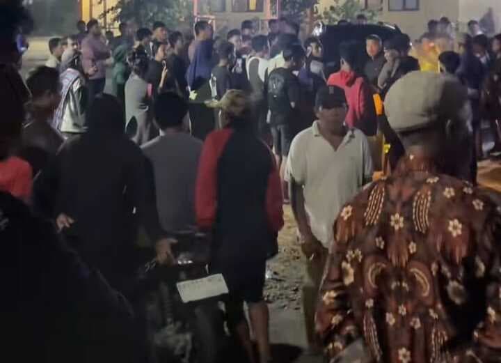 warga_ranggitgit_arak_terduga_pengedar_sabu_ke_polsek_tiga_juhar