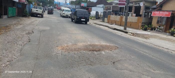 jalan_hotmix_berlubang_di_sidikalang_ditutup_sirtu_warga_dairi_resah_dan_nilai_tak_efektif