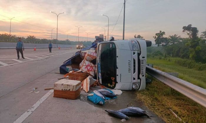 kecelakaan_beruntun_di_tol_tebingtinggimedan_enam_orang_terluka_termasuk_dua_dokter