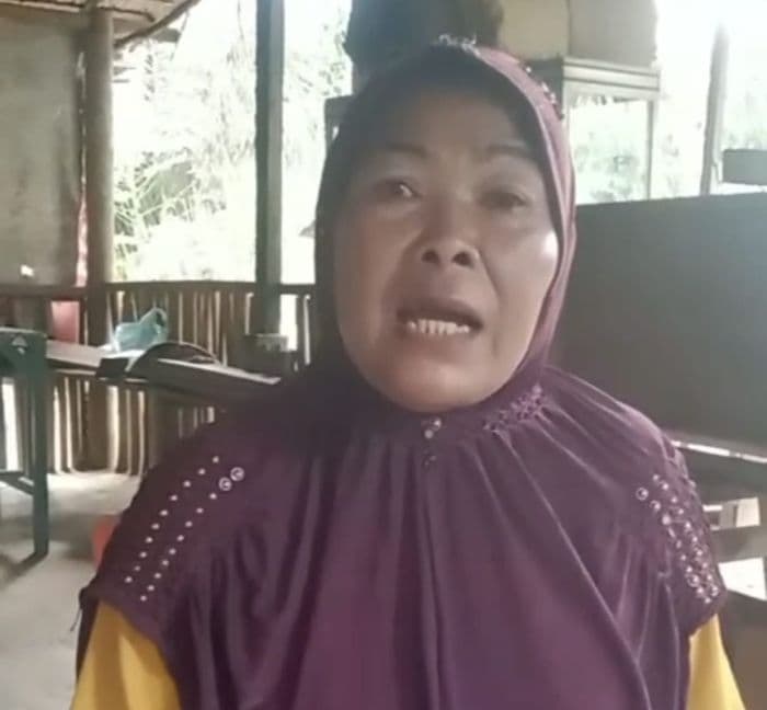nenek_klarifikasi_kasus_dua_bocah_viral_tidur_di_tribun_lapangan_merdeka_binjai