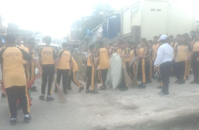orang_tua_kecewa_siswa_smpn_3_sidikalang_disuruh_pungut_sampah_di_pasar_saat_ujian