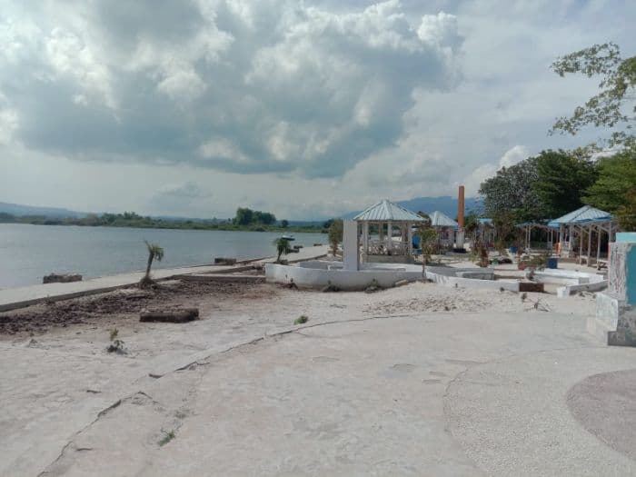 pantai_pasir_putih_parparean_di_toba_jadi_tempat_favorit_bersantai_keluarga