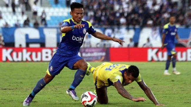 persita_kalahkan_persib_21_di_super_league_gol_dramatis_sahrul_jadi_penentu