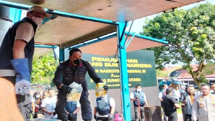 polda_sumut_dan_bnn_ri_musnahkan_ratusan_kilogram_sabu_dan_ribuan_butir_ekstasi