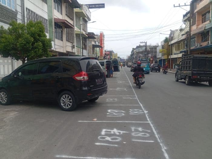 relokasi_pedagang_gedung_iv_pasar_horas_ke_jalan_merdeka_bawah_picu_prokontra_pemilik_toko