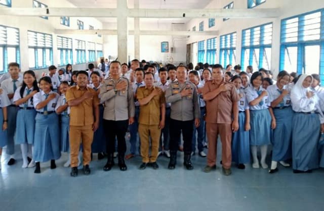 gelar_police_go_to_school_di_smkn_1_sirandorung_polres_tapteng_tanamkan_kesadaran_hukum_kepada_siswa