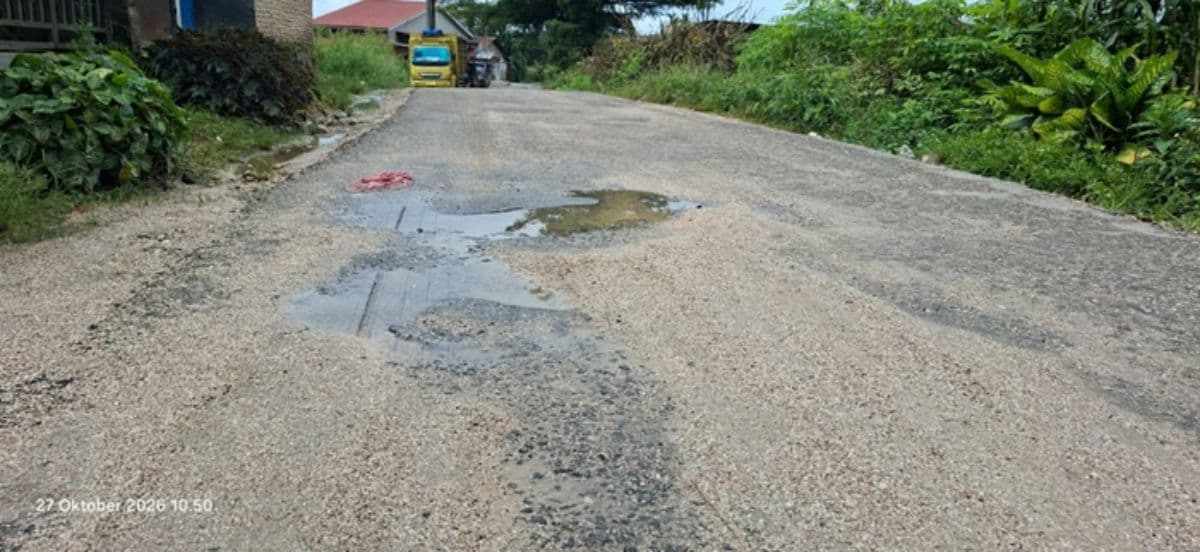 baru_selesai_dikerjakan_proyek_lapen_rp325_juta_di_dairi_sudah_rusak_parah_disorot_warga_