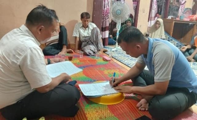 cv_kelapa_tani_jaya_santuni_keluarga_pekerja_yang_meninggal_akibat_kecelakaan_kerja
